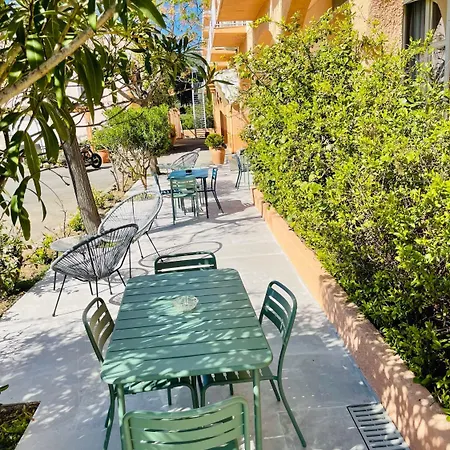 Les Arbousiers كالفي